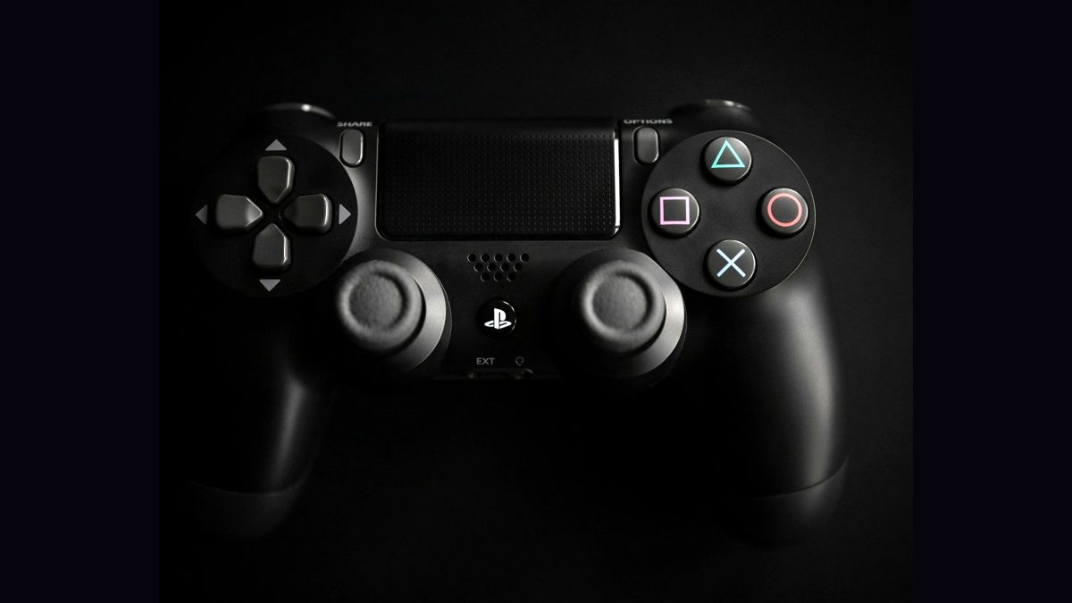 دسته مشکی PS4 روی پسزمینهٔ تیره برای تست آنلاین دسته